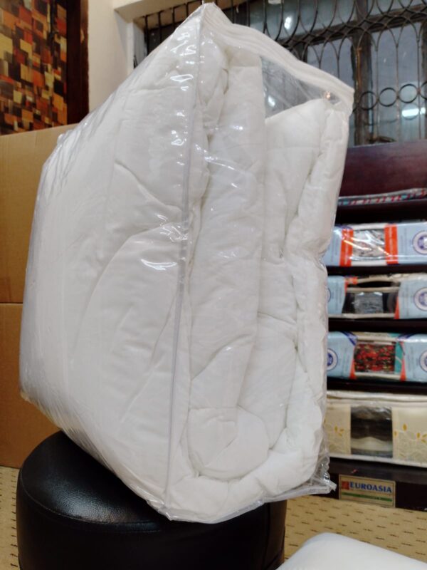Comforter white cotton